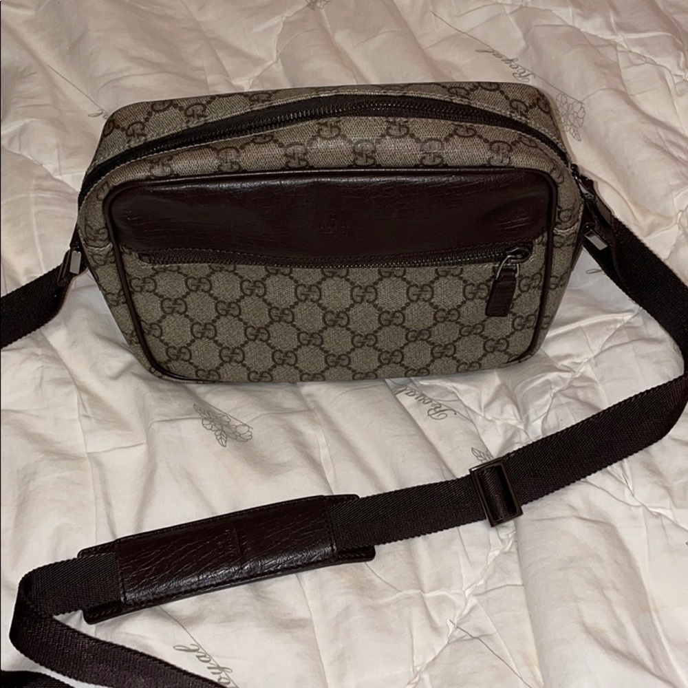Vintage Gucci crossbody/messenger